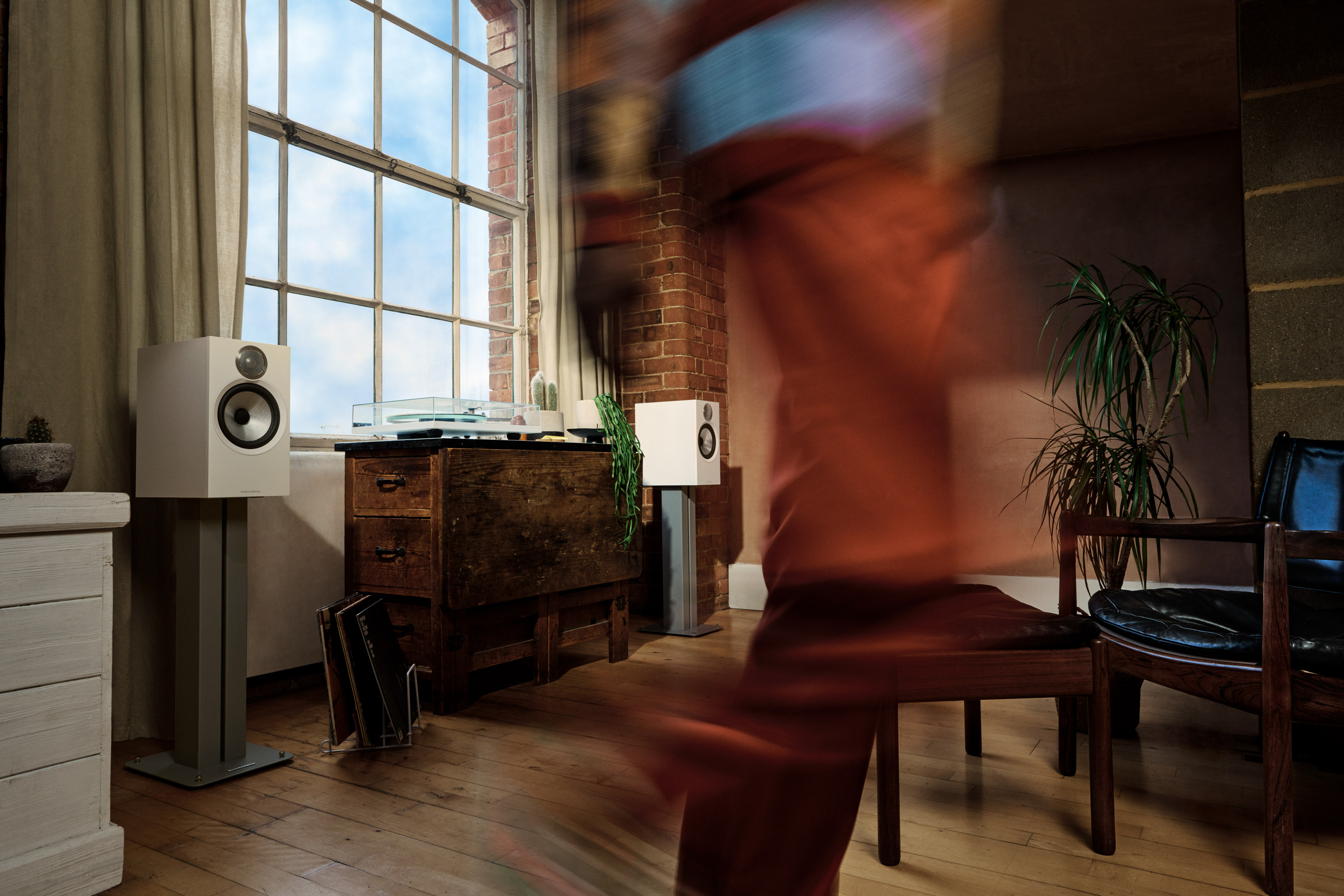 Bowers & Wilkins 606 S3 Weiß Lautsprecher ohne Abdeckung auf Standfuß FS-600 S3 Silber in einem Wohnzimmer