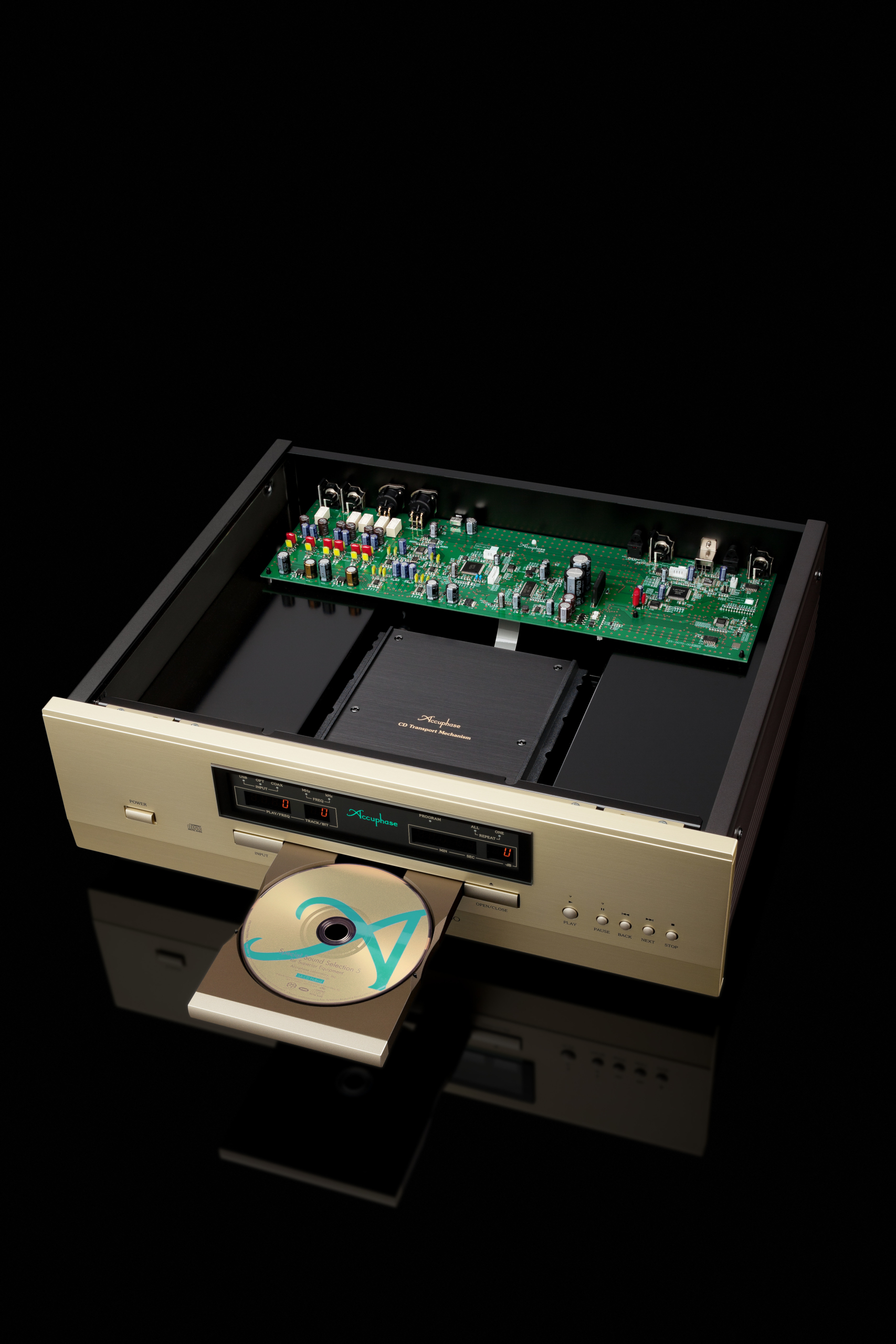 Accuphase DP-450 CD-Spieler mit geöffnetem CD-Fach