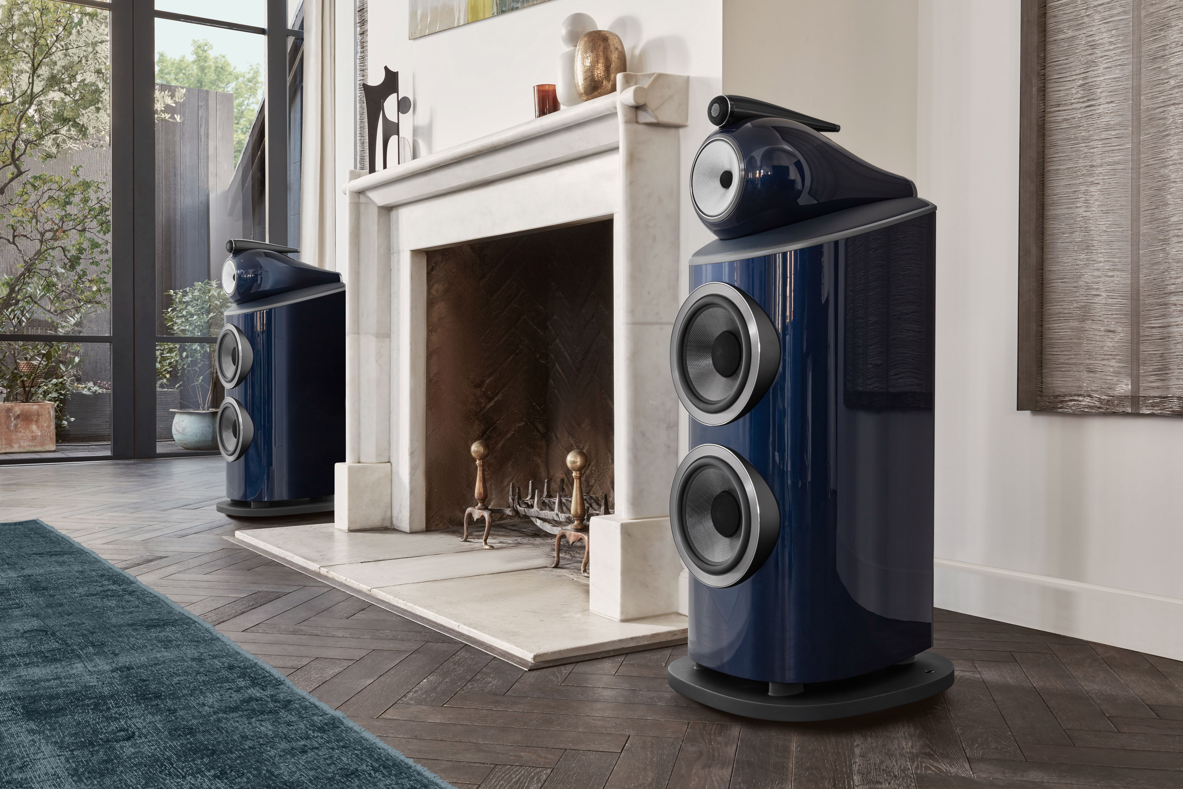 Bowers & Wilkins 801 D4 Signature  Midnight Blue Metallic Lautsprecher in einem Wohnzimmer