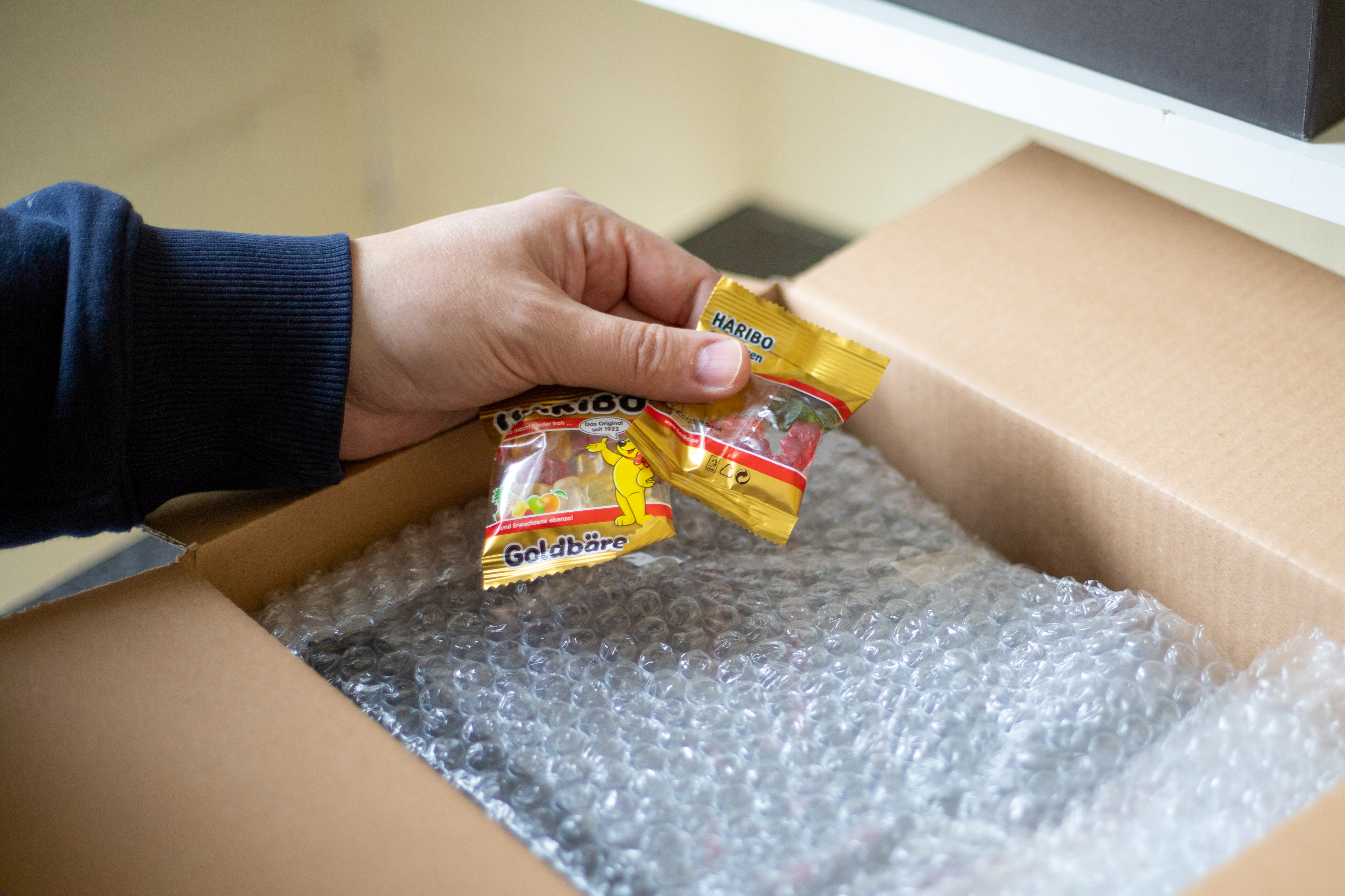 Paket wird verpackt und für den Versand vorbereitet