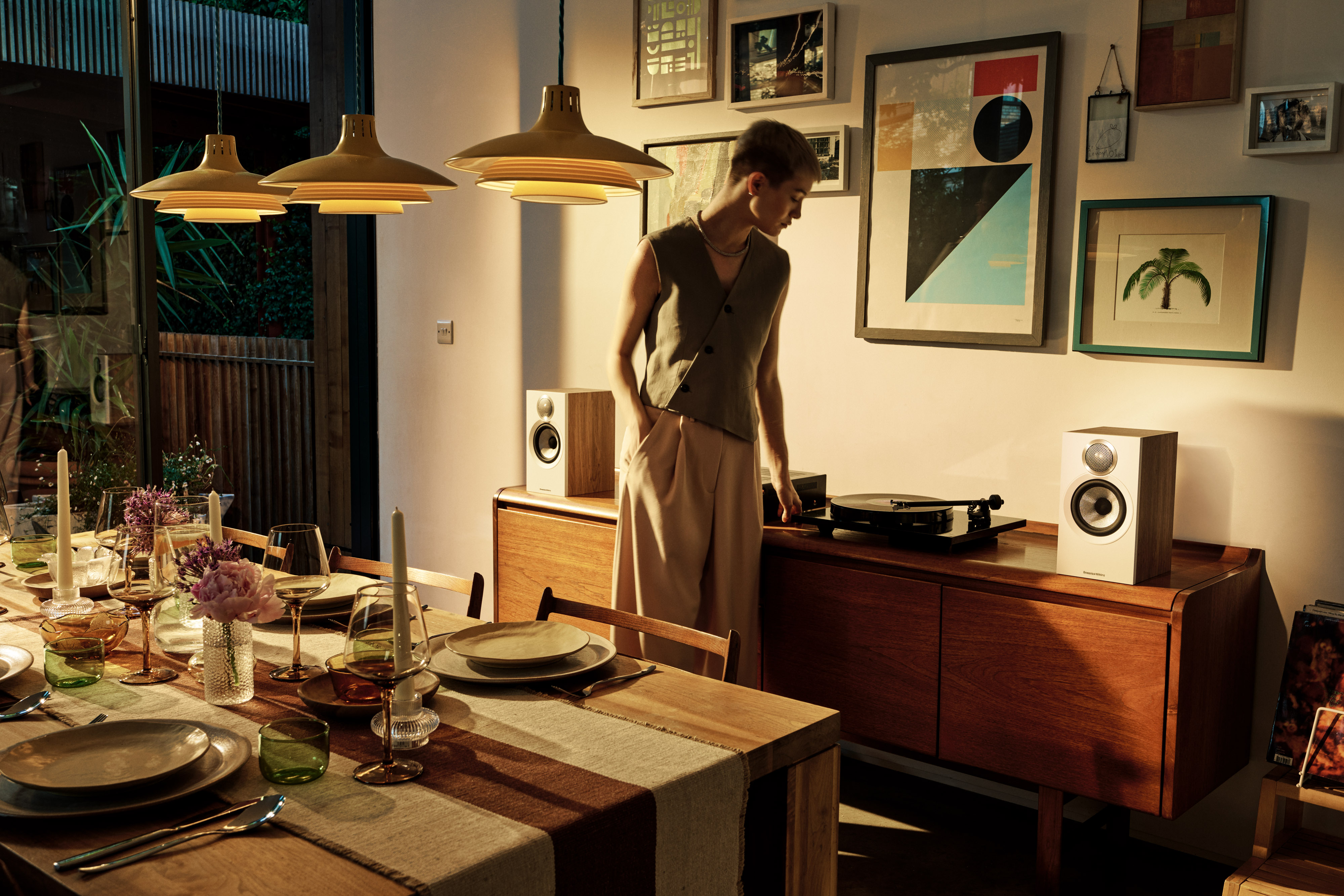 Bowers & Wilkins 607 S3 Eiche Lautsprecher ohne Abdeckung auf einem Sideboard in einem Wohnzimmer