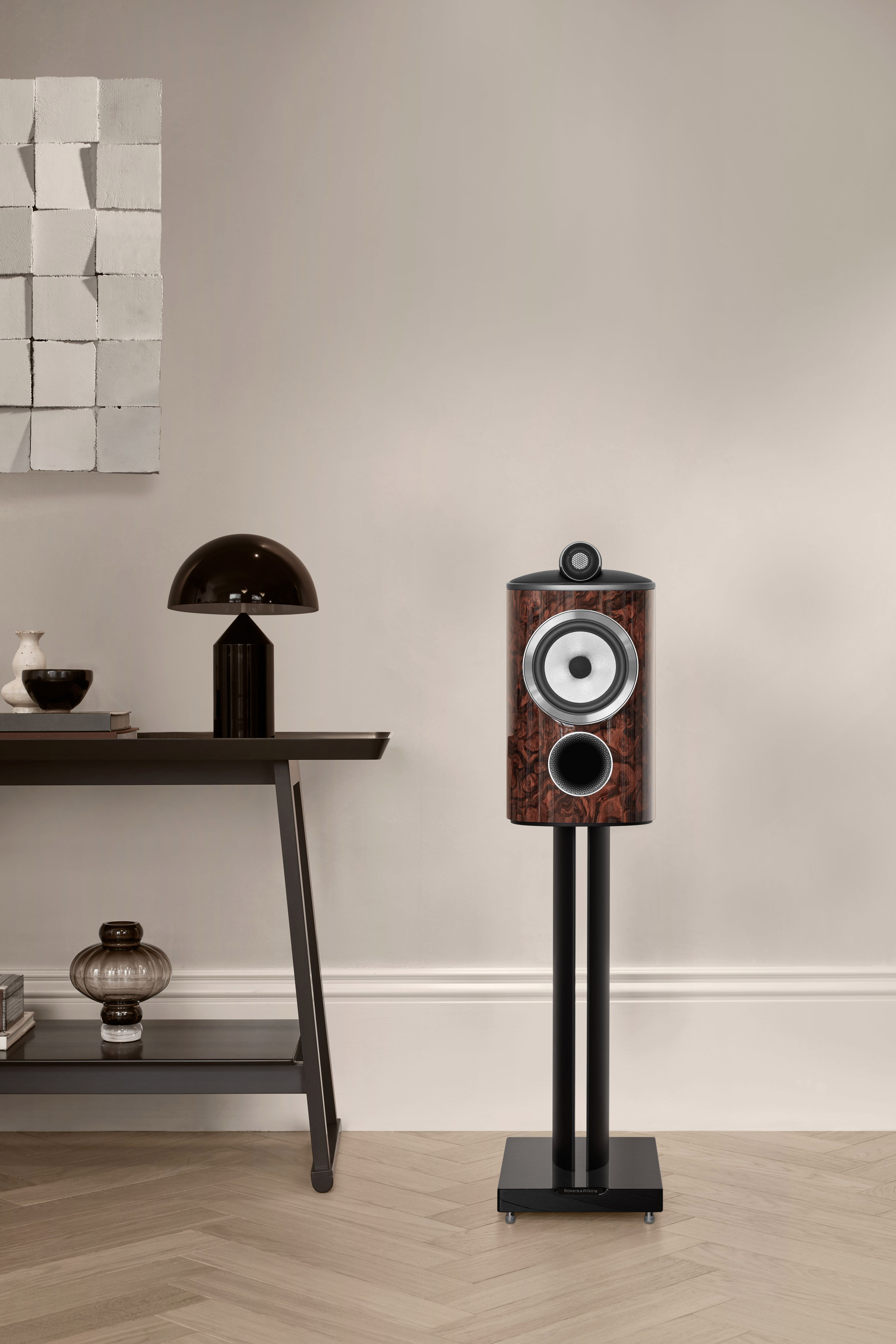 Bowers & Wilkins 805 D4 Signature California Burl Gloss Lautsprecher mit Standfuß in einem Wohnzimmer