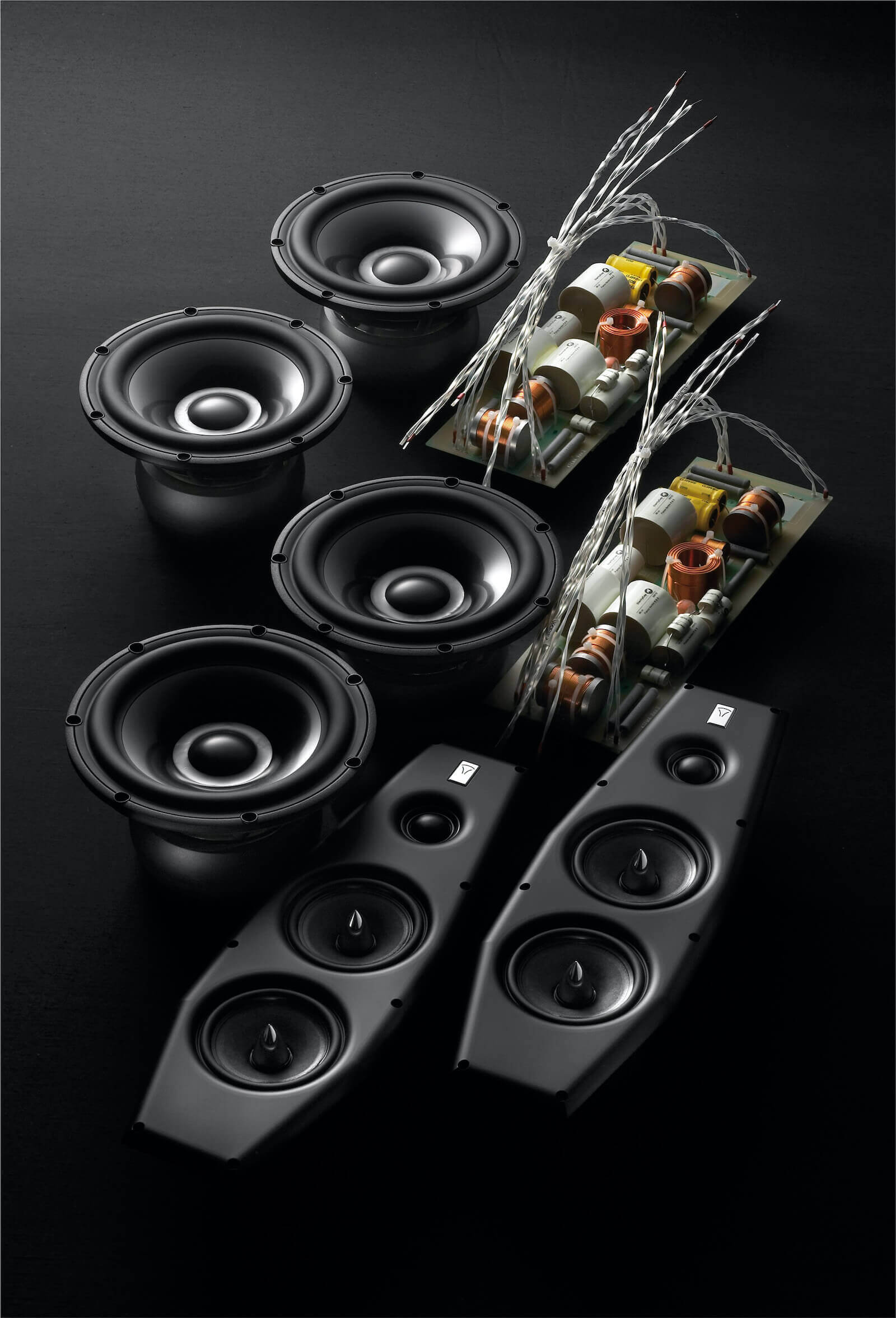 Auseinandergebaute Einzelteile des Lautsprechers vor einem schwarzen Hintergrund