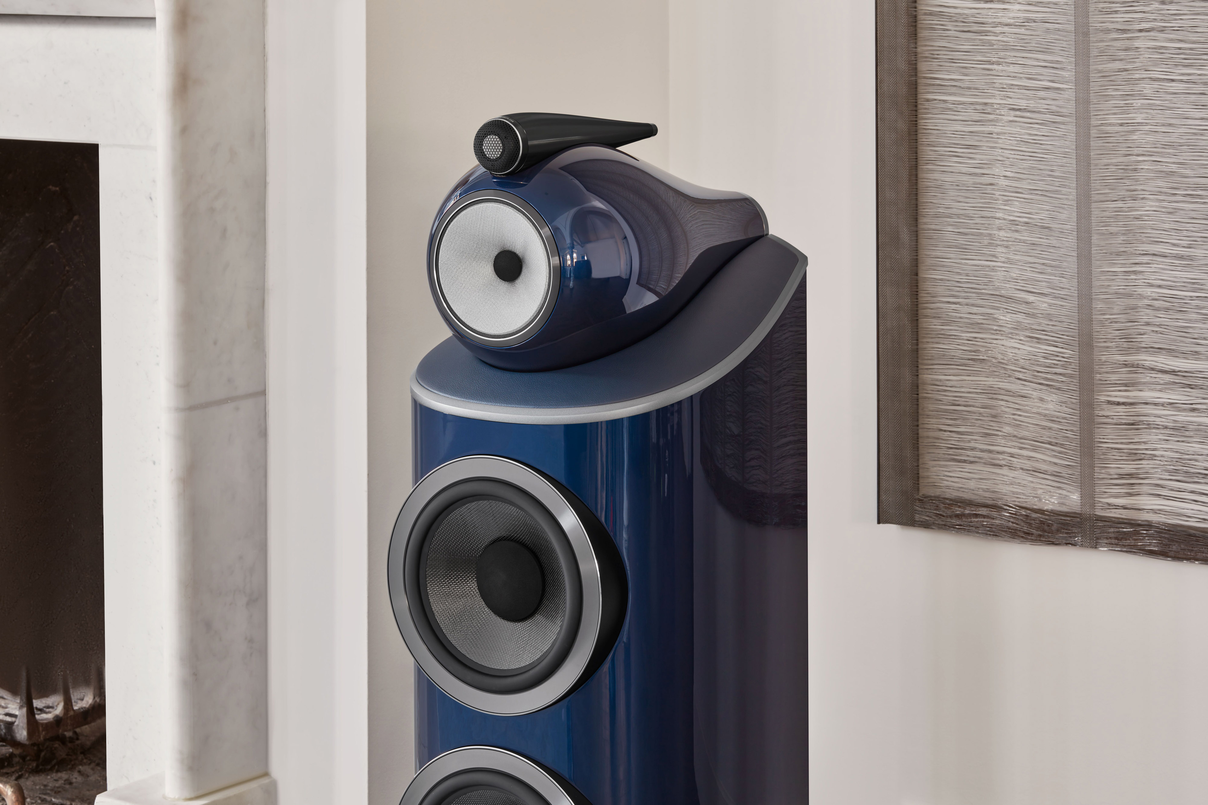 Bowers & Wilkins 801 D4 Signature  Midnight Blue Metallic Lautsprecher in einem Wohnzimmer