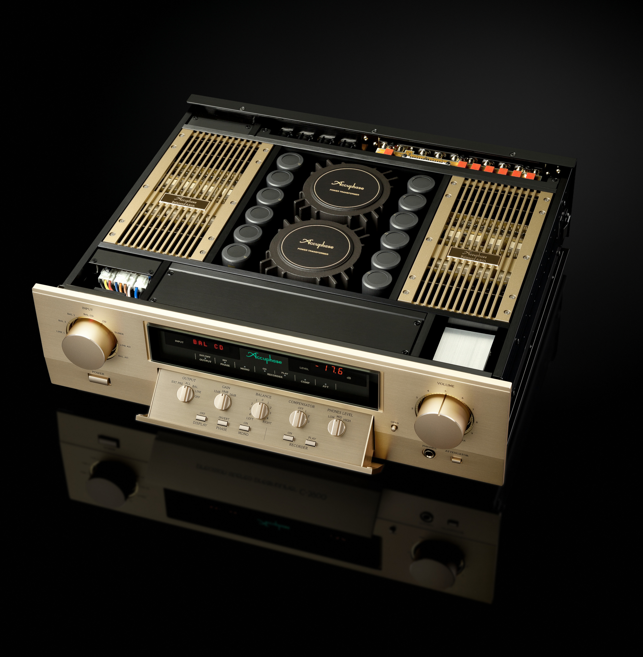 Accuphase C-3900 Vorstufe mit geöffneter Gehäuseabdeckung Diagonal