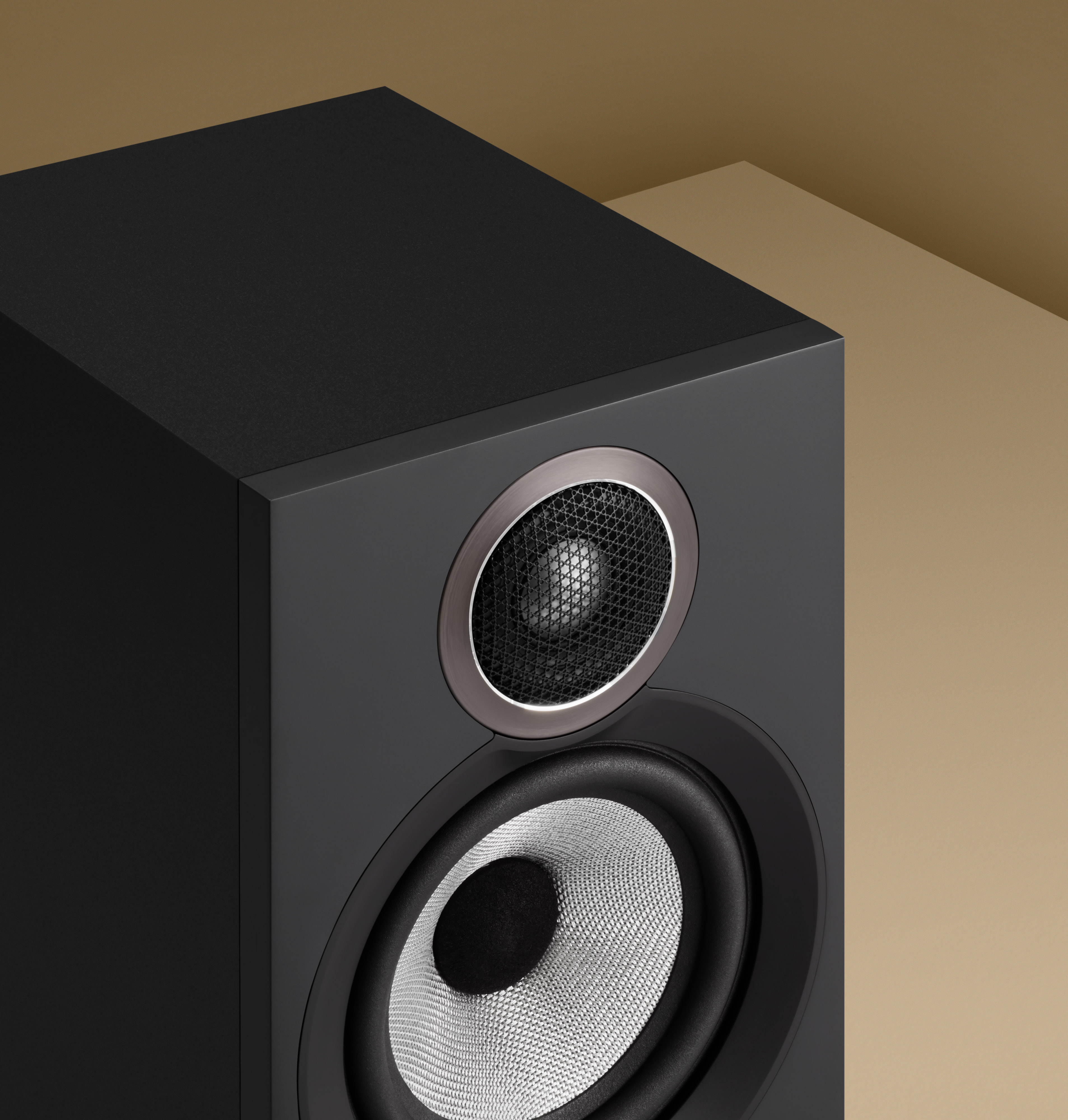 Bowers & Wilkins 607 S3 Schwarz Lautsprecher auf Standfuß FS-600 S3 Schwarz auf einem Podest