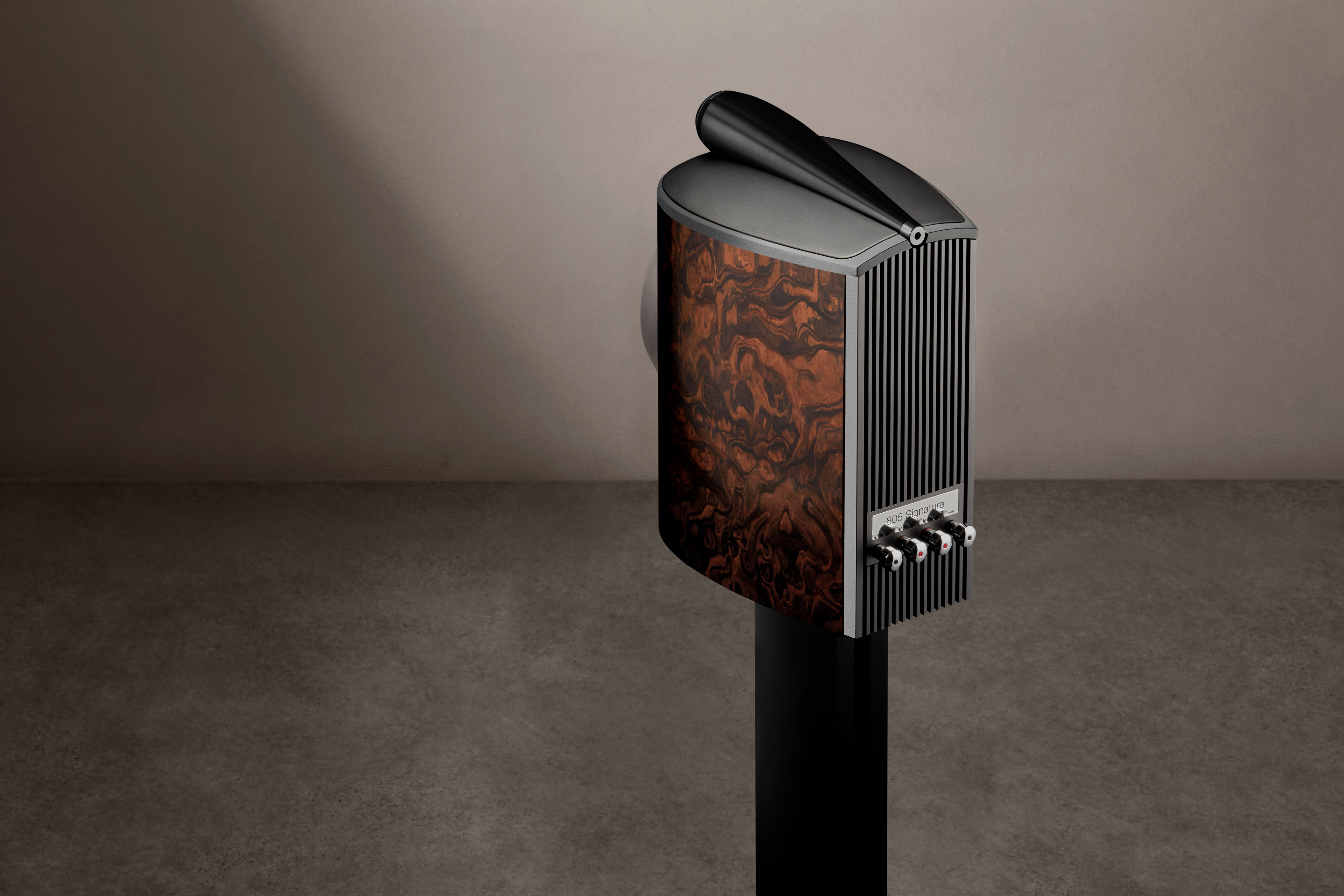 Bowers & Wilkins 805 D4 Signature California Burl Gloss Lautsprecher Rückseite mit Standfuß