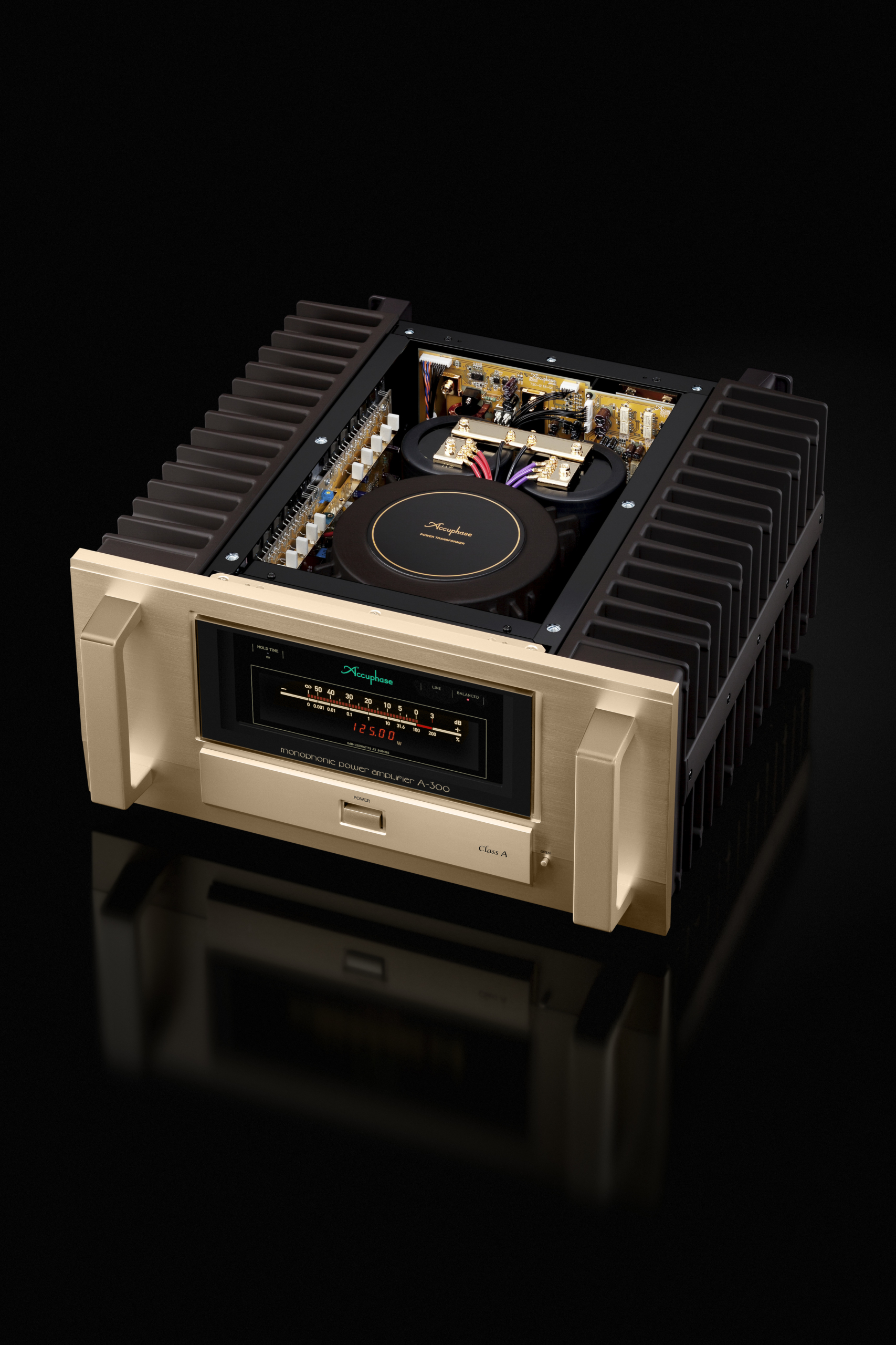 Accuphase A-300 Endstufe mit geöffnetem Gehäuse Diagonal