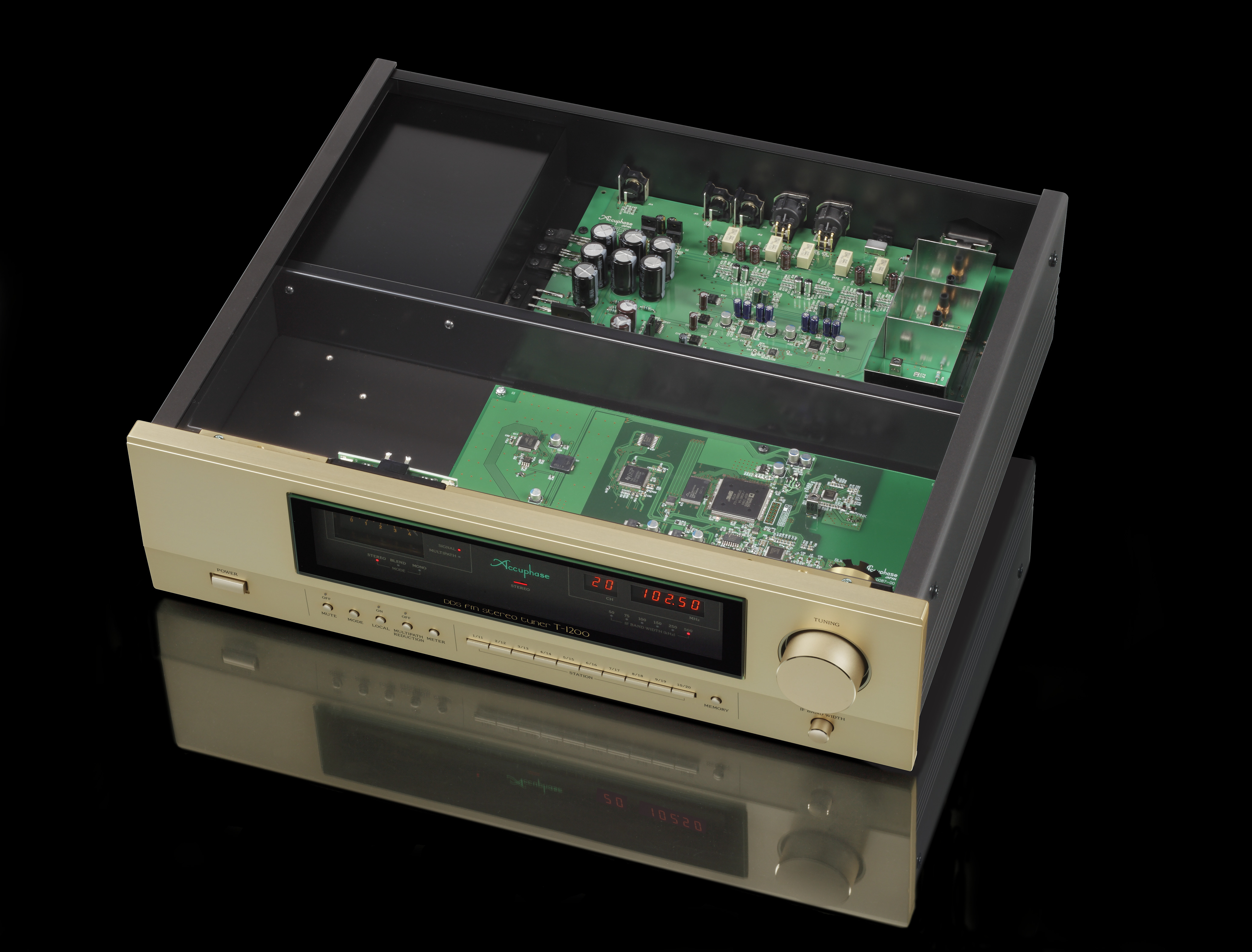Accuphase T-1200 UKW-Empfänger mit geöffnetem Gehäuse und geöffnetem Digital-Synthesizer