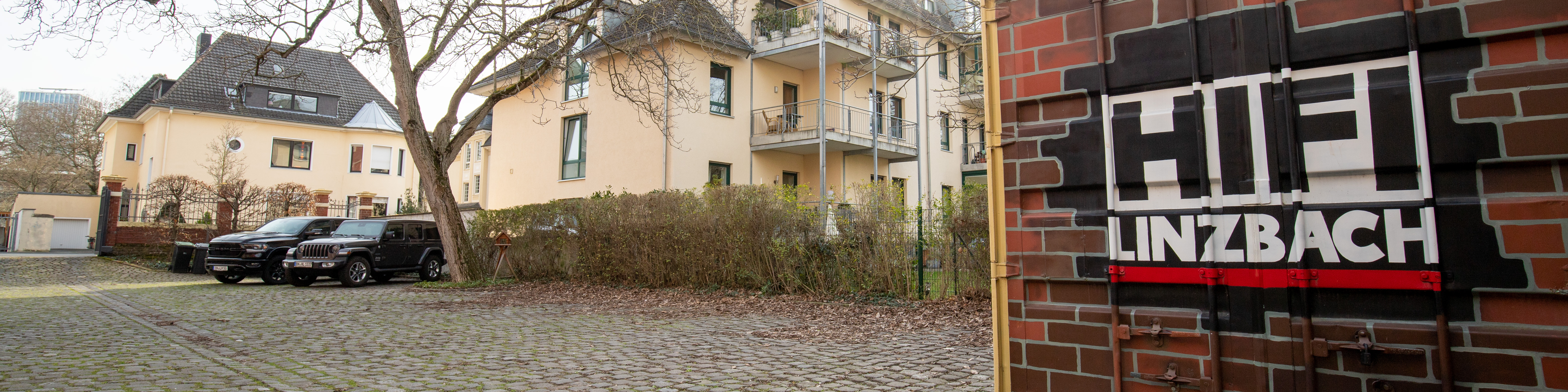 Parkplatz im Hof des HiFi Linzbach Firmengeländes